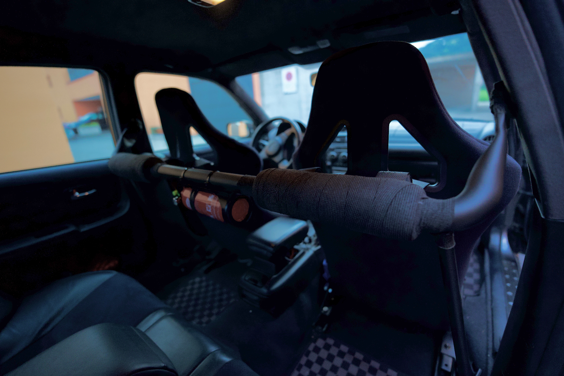 Massgefertigte Harnessbar im Lexus IS 200